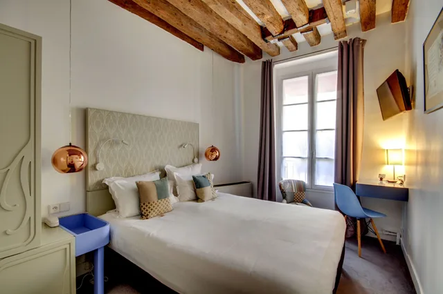 غرفة كلاسيكية بسرير كوين، Sevres Saint Germain 3/10