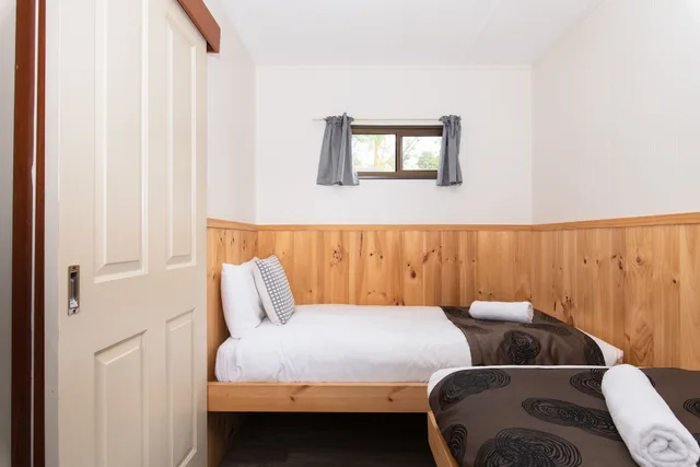 كابينة بسرير مزدوج وسريرين منفصلين، Adelaide Caravan Park 4/5