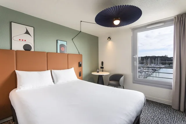 غرفة قياسية بسرير مزدوج بإطلالة على البحر، Ibis Granville Port De Plaisance 3/8