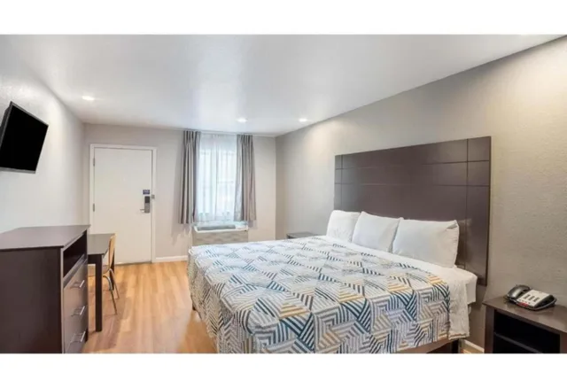 1 Queen Bed Smoking, Micfridge، Motel6 Dallas, TX 3/5
