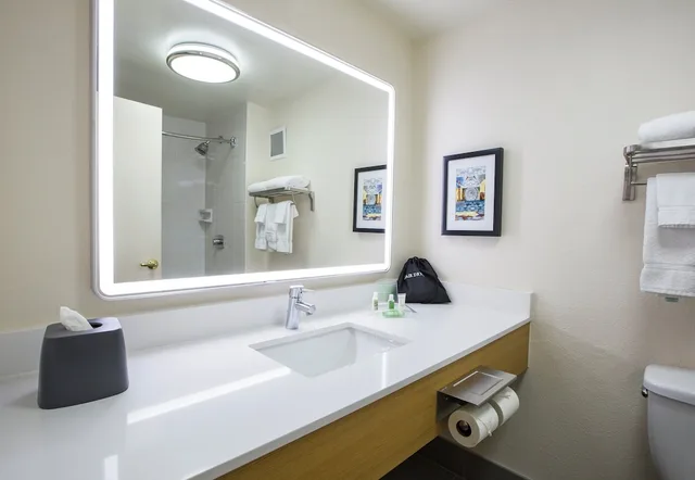 غرفة قياسية بسريرين مزدوجين، Holiday Inn & Suites Chicago North Shore (Skokie) 8/8