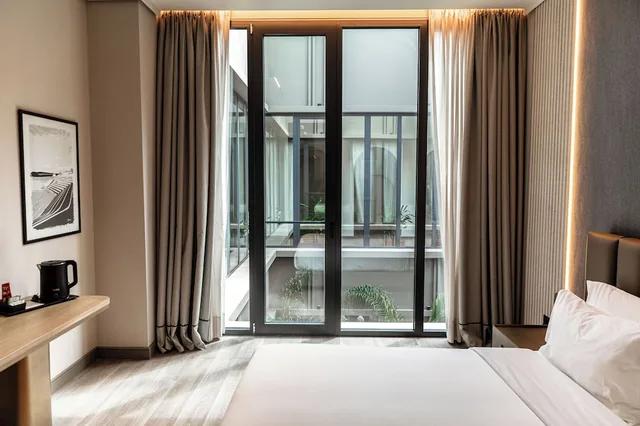 غرفة سوبيريور بسرير كينج بإطلالة على المدينة بشرفة، Grand Duka Hotel & Spa 6/10