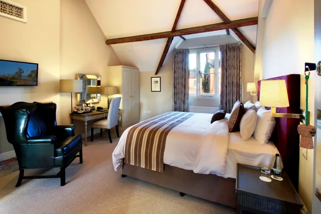 جناح جونيور، The Five Arrows Hotel 7/10