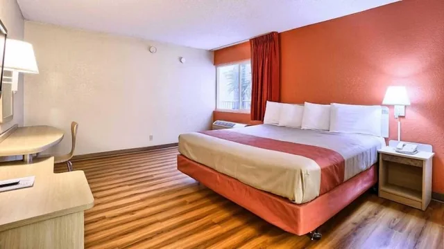 غرفة قياسية بسرير كينج، Cathedral Hill Hotel 1/2