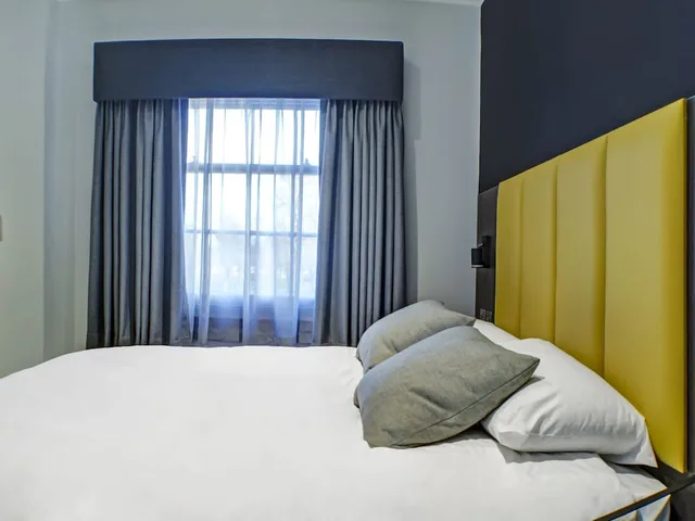 Family, 1 Double and 1 Single Bed, OYO Tamworth Arms Boutique Pub and Hotel 4/6