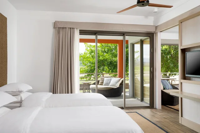 جناح بإطلالة على الحديقة بشرفة بغرفة نوم واحدة، Sheraton New Caledonia Deva Resort & Spa 1/2