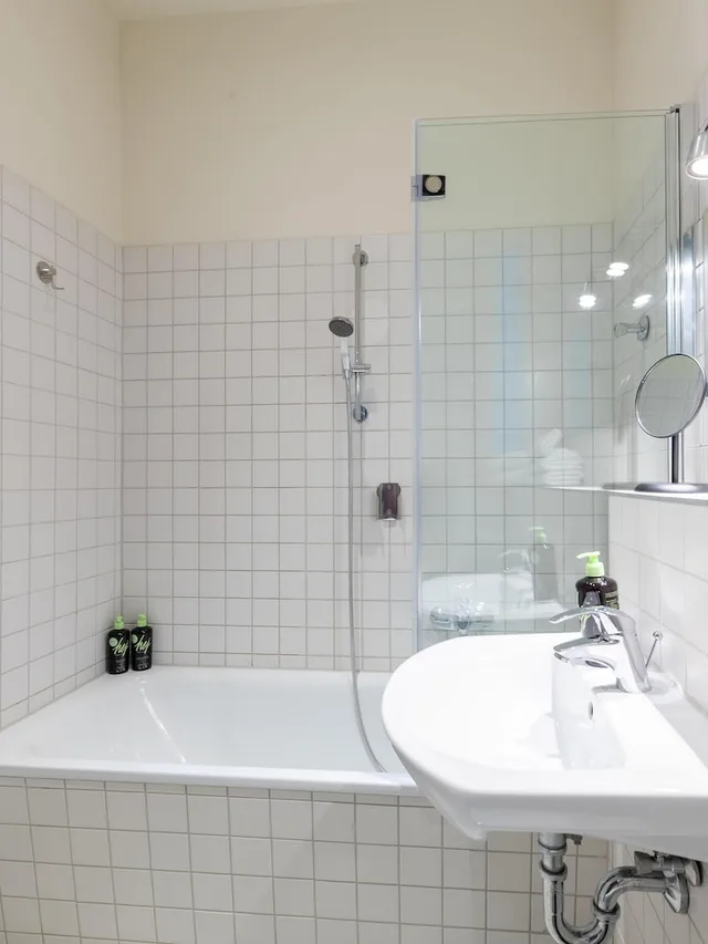 جناح بسرير كوين مع أريكة، Schoenhouse Apartments 2/2