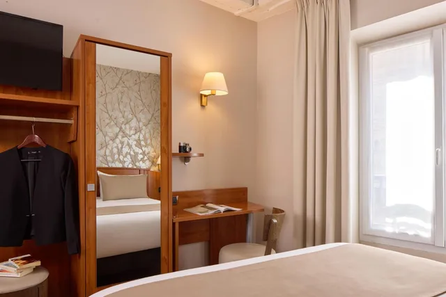 غرفة ثلاثية، TIMHOTEL LE LOUVRE 4/10