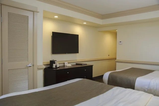 Efficiency, 2 Queen Beds, Pool Side, Kitchen، Shutters on the Banks 2/4