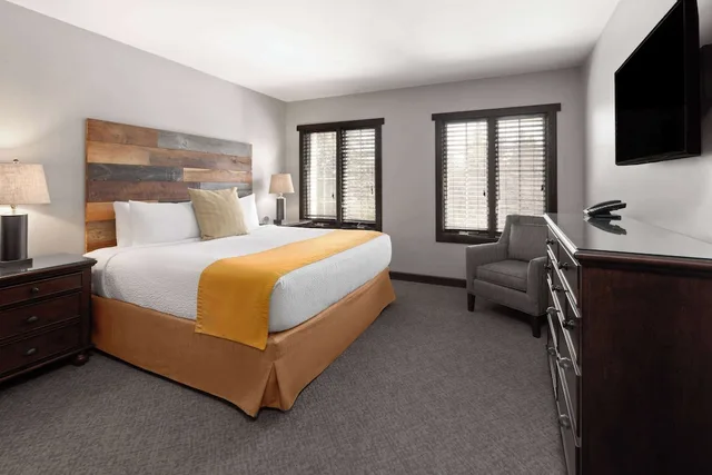 Suite, King Bed, Sunrise View, Sofa, Pet Friendly، Corduroy Inn and Lodge, Trademark Collection by Wyndham 3/4