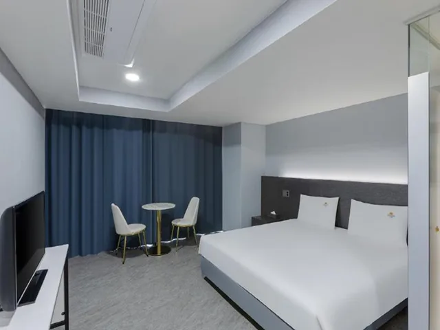 Deluxe, King Bed, No View, with Pool, Suncloud Hotel 2/3