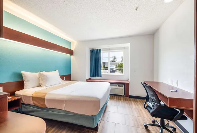 Room, 2 Queen Beds, Golden Isles Inn & Suites Brunswick South 6/7