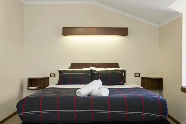 شقة بـ3 غرف نوم، Village Family Motor Inn 1/3