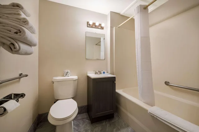 غرفة بسرير كوين، Rodeway Inn La Crosse 3/3