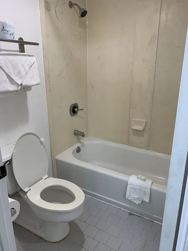 Room, 2 Queen Beds, Americas Best Value Inn & Suites Melbourne 4/6
