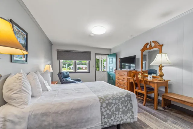 غرفة بسرير كوين، Glass House Inn 2/7