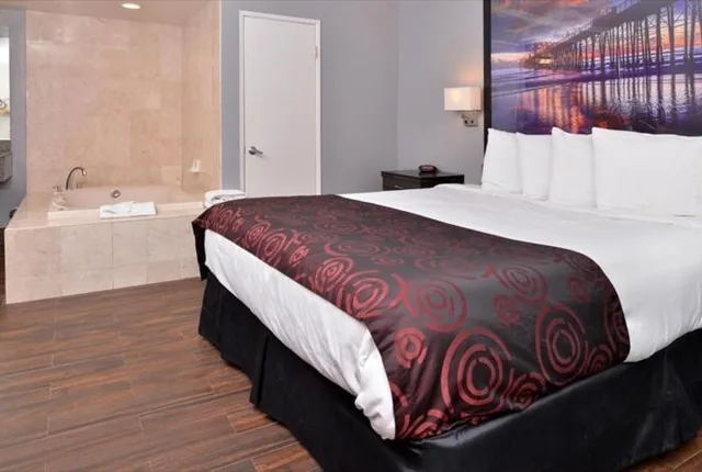 غرفة بسرير كينج بجاكوزي، Emerald Inn on Sunset 1/3