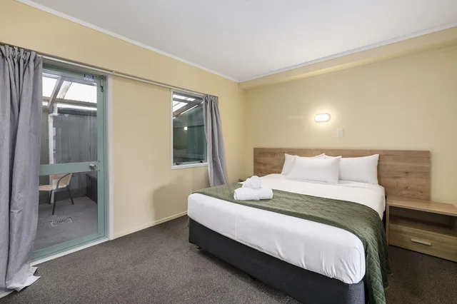 1 Bedroom, Downstairs, 1 Queen and 1 Single Bed، Fenton Court Motel 2/4