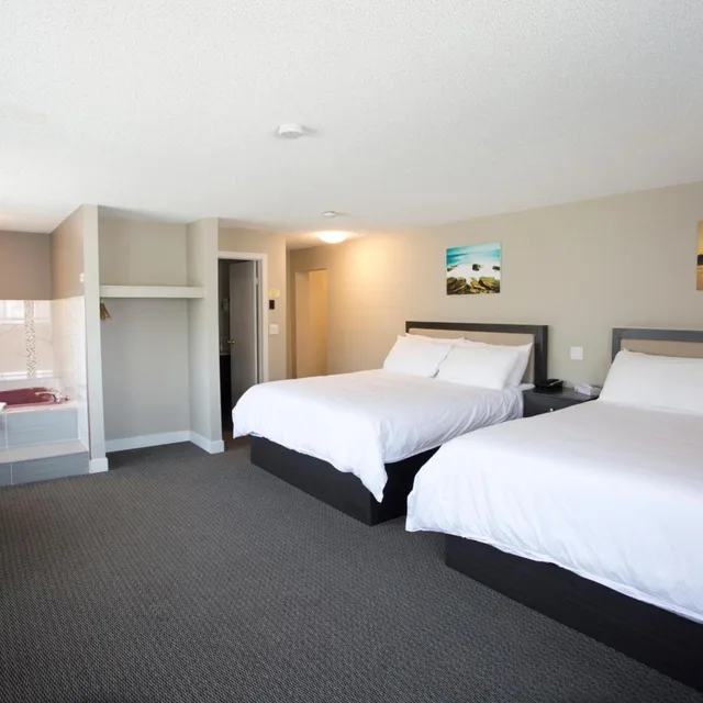 غرفة بسريرين كينج بجاكوزي، Valemount Vacation Inn 4/7
