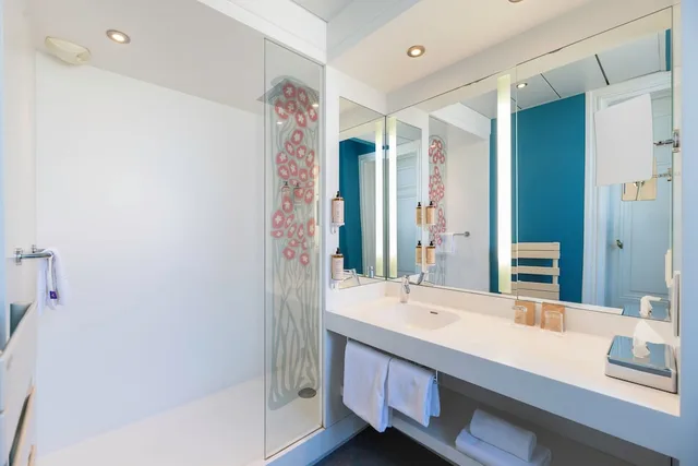 Superior, 1 Double and 1 Single Bed, Mercure Lyon Centre Chateau Perrache 4/6