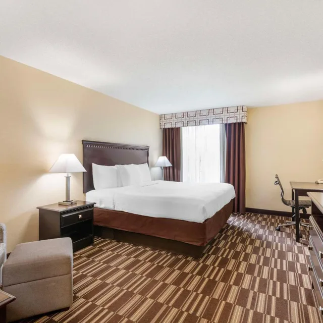 غرفة بسرير كينج بحوض استحمام لذوي الإعاقة، Best Western Plus Victor Inn & Suites 1/8