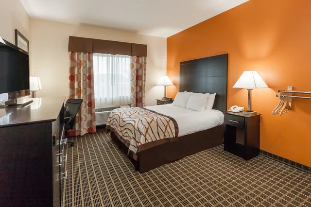 غرفة قياسية بسرير كوين لذوي الإعاقة، Baymont By Wyndham South Haven 2/5