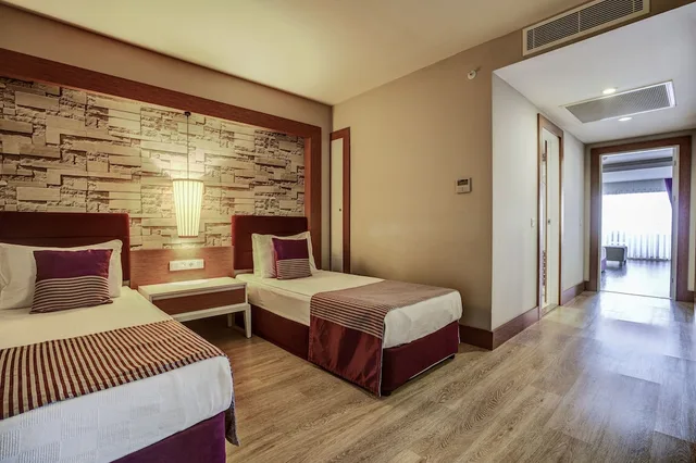 غرفة عائلية بسرير مزدوج وسريرين منفصلين بإطلالة على الحديقة، Tui Magic Life Jacaranda 2/4