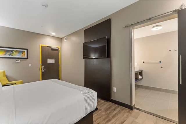 غرفة قياسية بسرير كينج، Glo Best Western Savannah-Gateway I-95 2/4