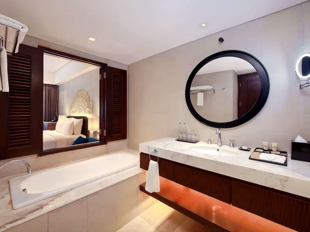 غرفة ديلوكس بسرير مزدوج بإطلالة على المسبح، Grand Mercure Bali Seminyak 7/9