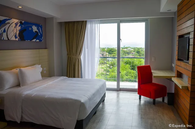 غرفة بريميير بسرير مزدوج بإطلالة على المدينة، Solea Mactan Resort 1/7