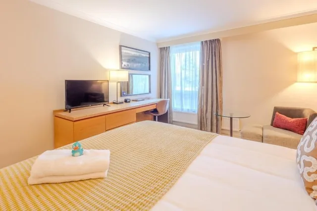 غرفة متصلة عائلية بسرير مزدوج وسريرين منفصلين، DoubleTree by Hilton Dunblane Hydro 2/6