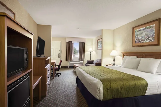 غرفة بزنس بسرير كينج، Days Inn & Suites by Wyndham Stuttgart 1/2