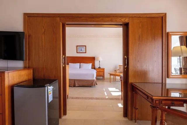 جناح بسرير فردي بإطلالة على البحر بشرفة بغرفة نوم واحدة، Continental Plaza Beach Resort 6/8