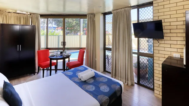 Room, Queen Bed, Pet Friendly, TROPICAL GATEWAY MOTOR INN 2/2