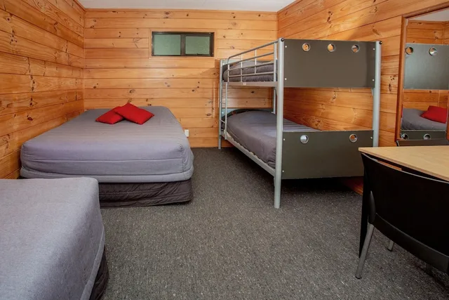كابينة اقتصادية بسرير مزدوج وسريرين منفصلين، Fox Glacier Motel Holiday Park 1/1