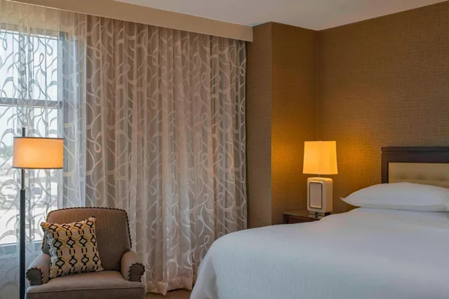جناح تنفيذي ركني بسرير كينج مع دخول صالة النادي، Sheraton Austin Georgetown Hotel Conference Center 1/1