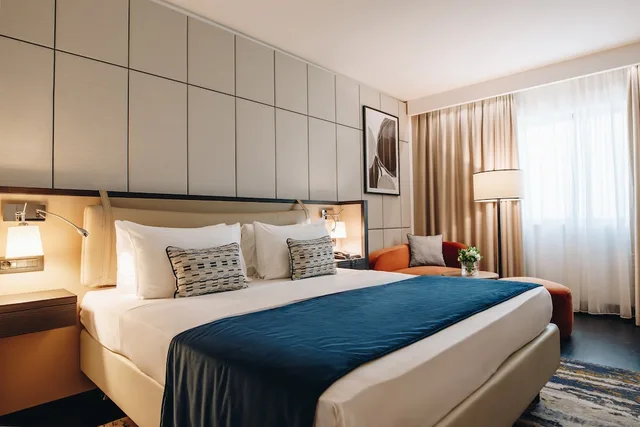 غرفة قياسية بسرير كينج مع دخول صالة النادي، Crowne Plaza Belgrade 6/10