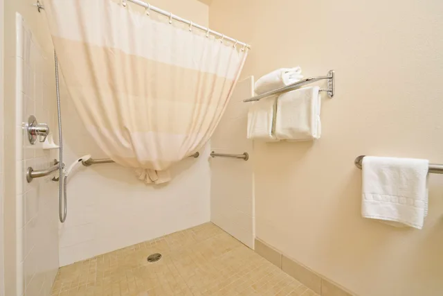 غرفة، Best Western Plus Wakeeney Inn & Suites 3/3
