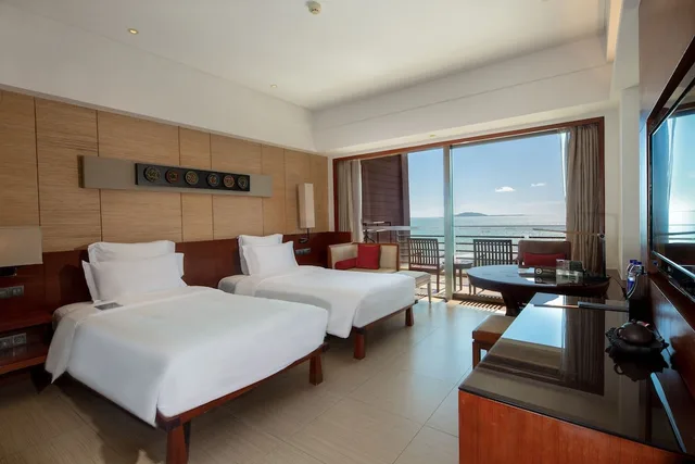 غرفة تنفيذية بسريرين منفصلين بإطلالة على البحر مع دخول الصالة، Pullman Oceanview Sanya Bay Resort and Spa 3/4