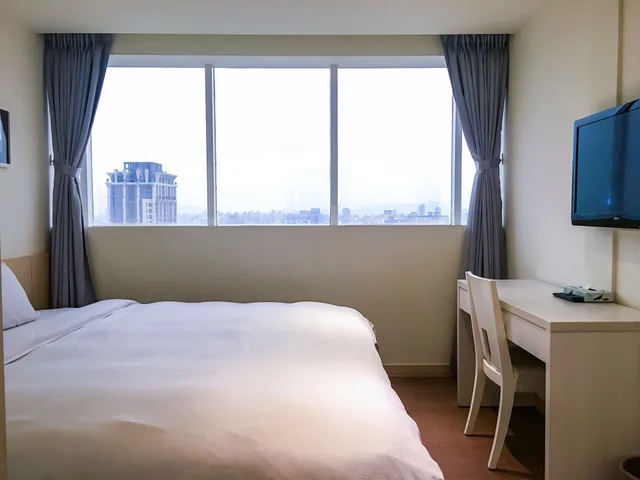 غرفة بسرير مزدوج بإطلالة على المدينة، We Meet Taipei Hotel 4/10