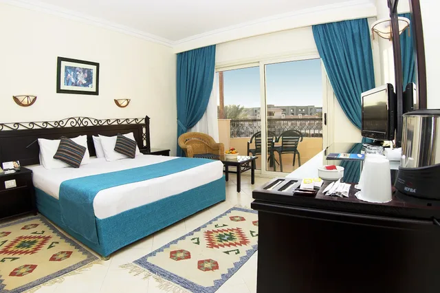 غرفة سوبيريور بسريرين مزدوجين بإطلالة على البحر، V Grand Beach Resort - Sahl Hasheesh 1/10