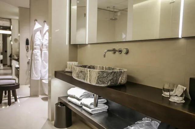 Junior Suite, Queen Bed, Terrace, HOTEL VIU MILAN 2/2
