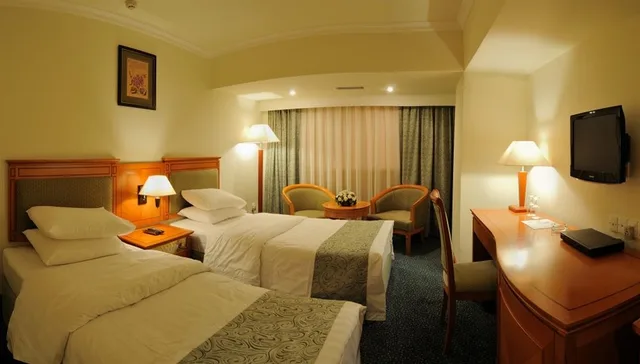 غرفة قياسية بسريرين منفصلين، Ramada by Wyndham Tashkent 1/2