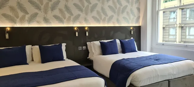 غرفة ديلوكس رباعية بسريرين مزدوجين، Commodore Hotel London 3/7