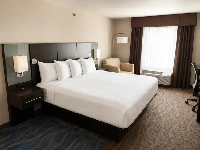 استوديو بسرير كينج، Astoria Hotel and Event Center 2/5