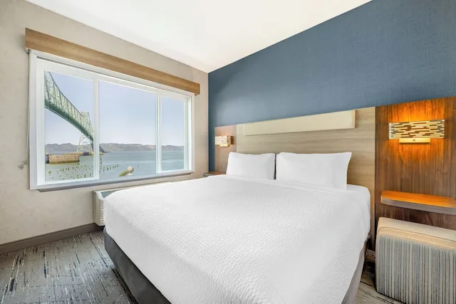 جناح بسرير كينج مع أريكة، Holiday Inn Express Hotel Suites Astoria 2/8