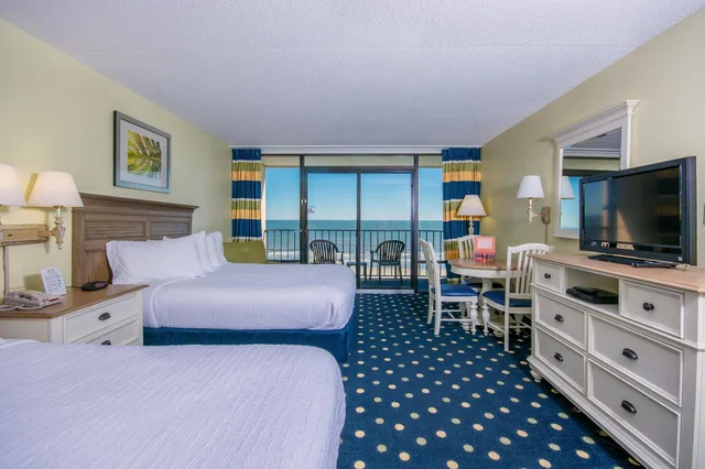 غرفة بسريرين كوين بإطلالة جزئية على البحر، Compass Cove Resort 2/2