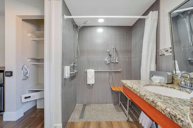 Room, King Bed, Accessible, Quality Inn and Suites Airport Cruise Port Hollywood 8/10
