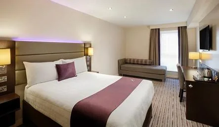 Room, Double Bed, Premier Inn Milton Keynes Central (Avebury Boulevard) Hotel 2/2