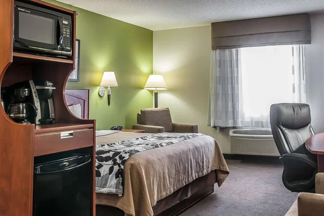 جناح بسرير كينج مع أريكة، Sleep Inn and Suites Conference Center And Water Park 2/2